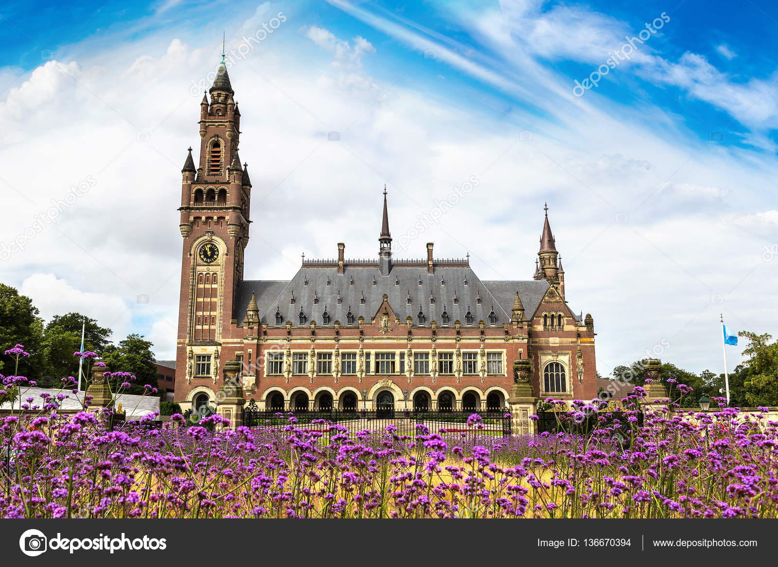 Palacio de la paz en la haya — Fotos de Stock © bloodua #136670394