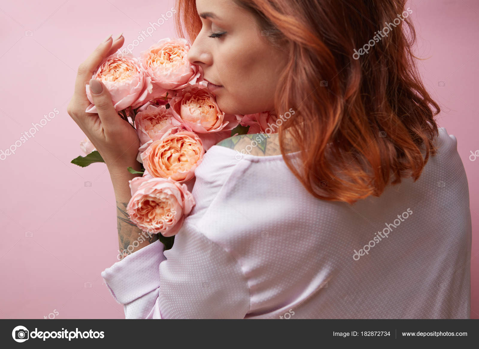 Голая Lady Jay ест гранат и нюхает розу