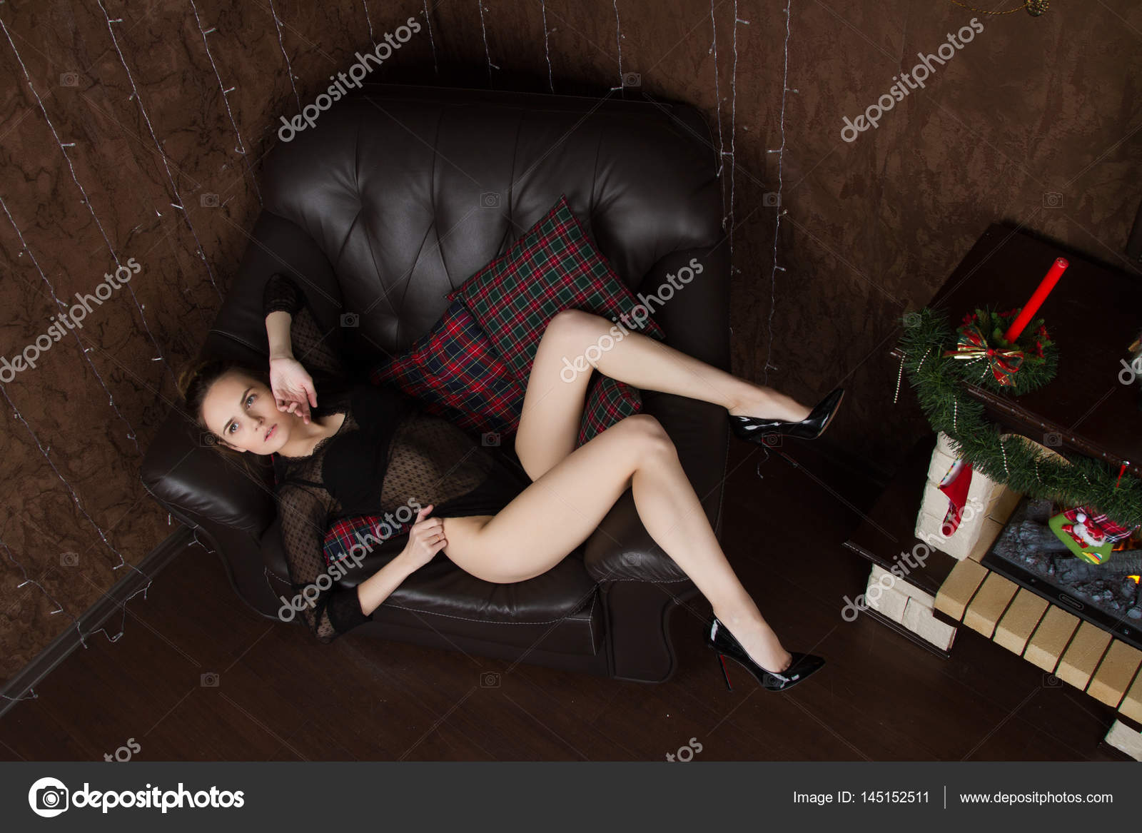 Девушка с волосатым лобком позирует в кожаном кресле