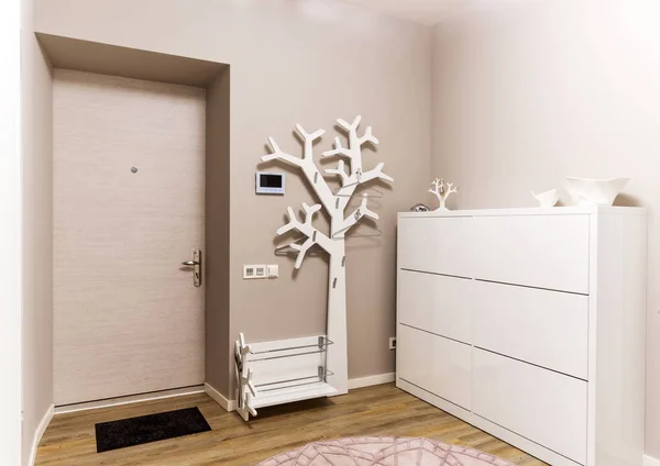 Hall med en korridor i modern stil med en garderob och en ...
