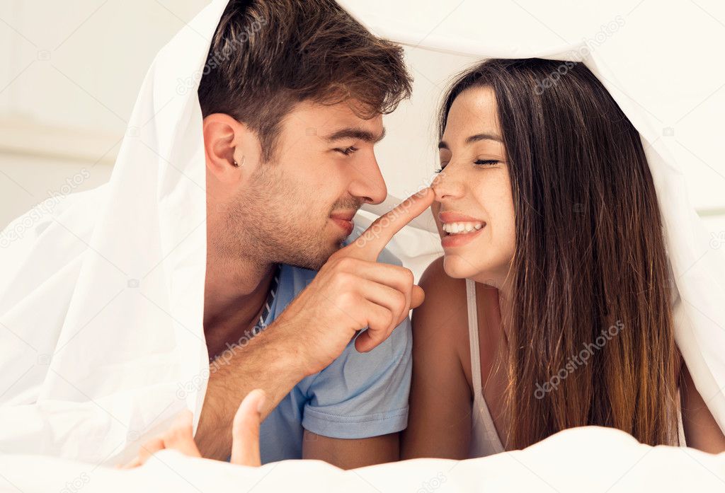 Муж играет пальцем с дырочками жены фото