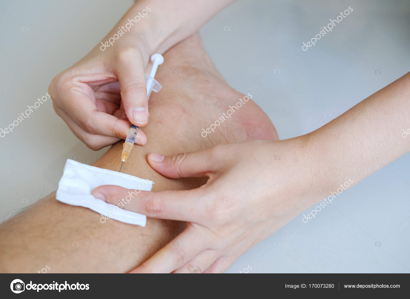 Подкожная инъекция в ногу