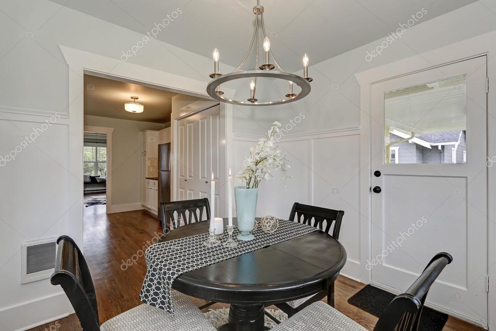 Zwarte ronde tafel met vier kussens stoelen eetkamer. eetkamer ...