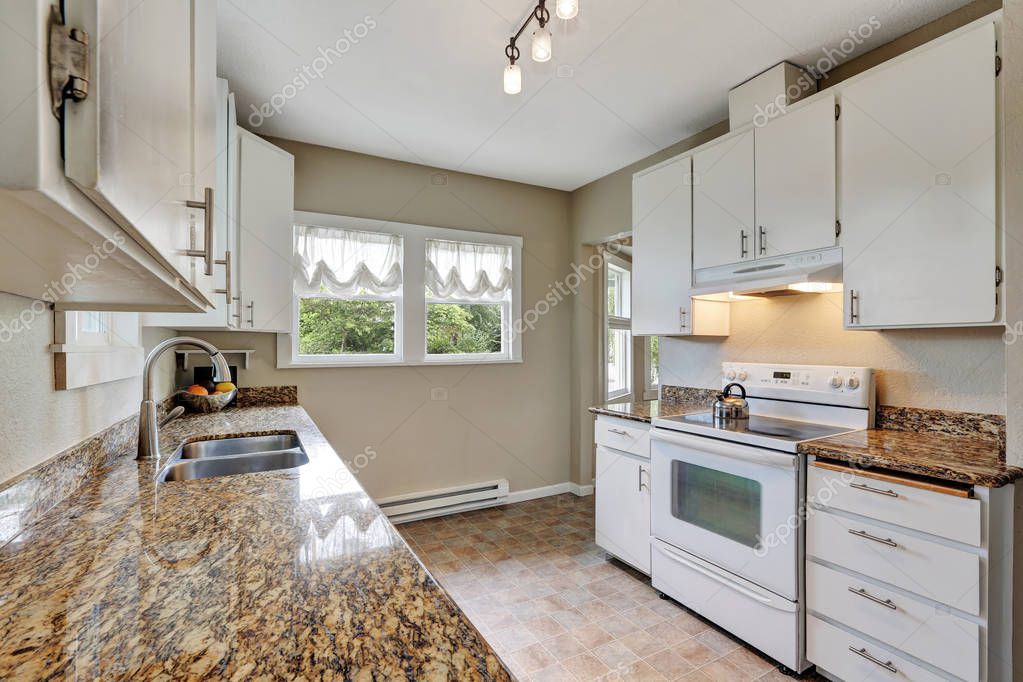 Eenvoudige witte keuken kamer met graniet tellers — stockfoto ...