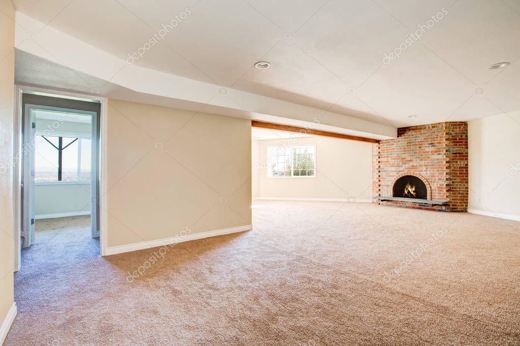 Ruime lege woonkamer interieur met tapijt vloer — stockfoto ... Openhaard woonkamer interieur