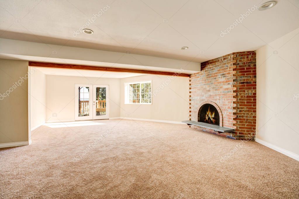 Ruime lege woonkamer interieur met tapijt vloer — stockfoto ... Openhaard woonkamer interieur