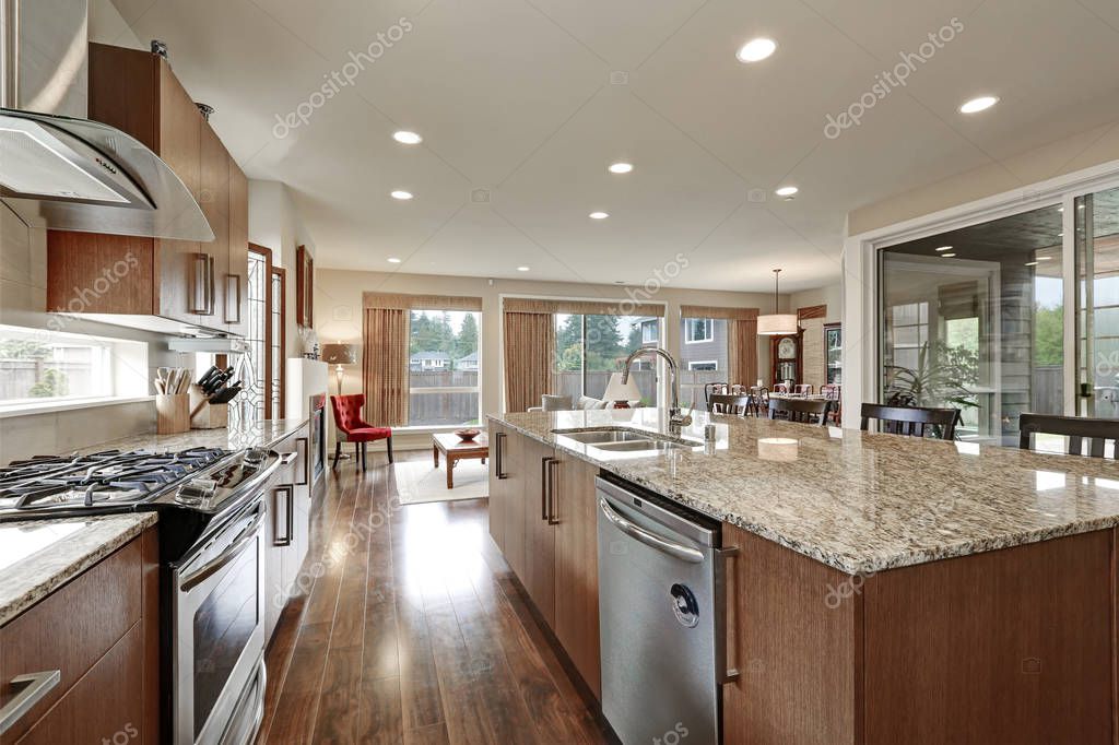 Heldere, moderne open keuken keuken kamer interieur — stockfoto ...