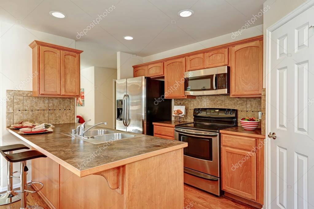 Keuken kamer in bruine en witte kleuren — stockfoto © iriana88w ...