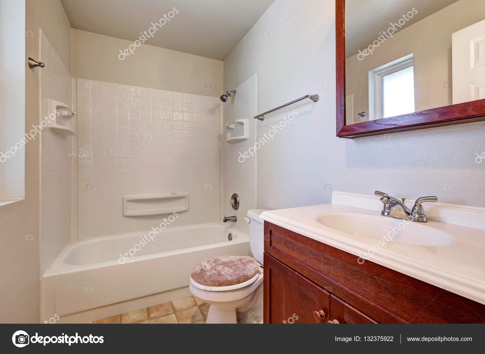 Vitt badrum med mahogny fÃ¥fänga skÃ¥p — stockfotografi © iriana88w ...