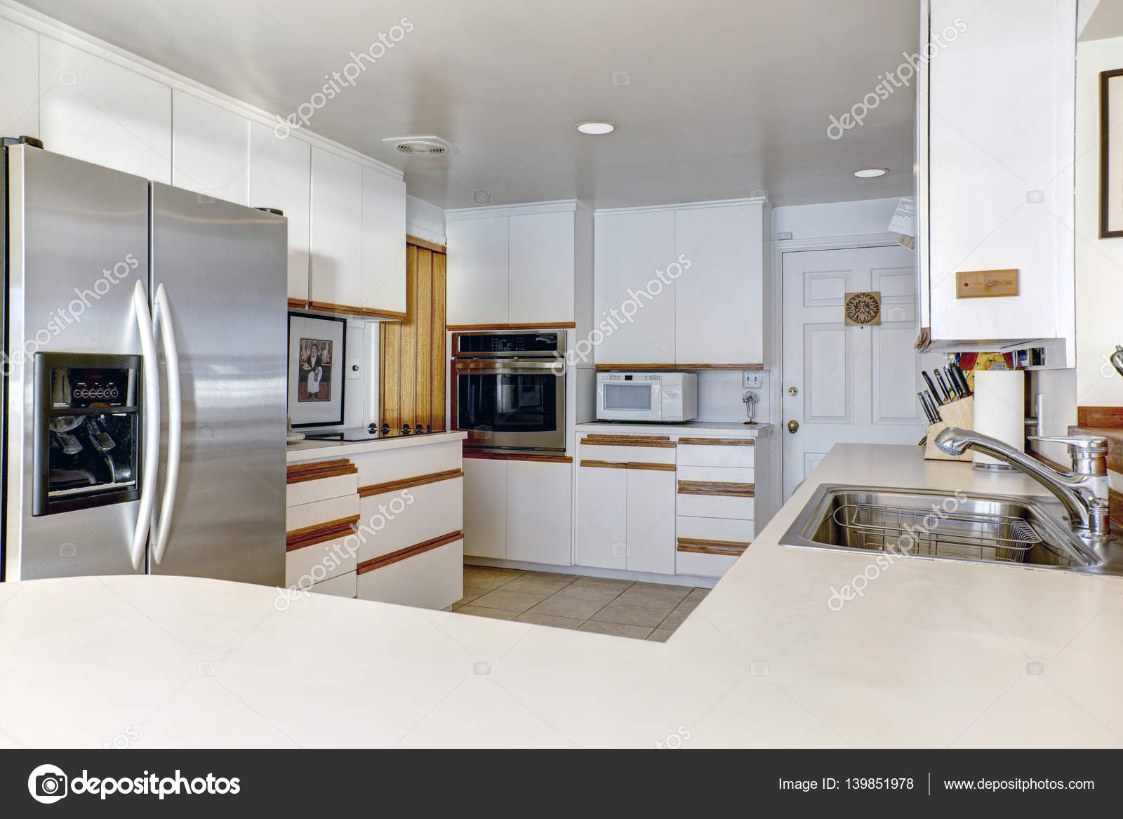Cucina con mobili bianchi — foto stock © lmphot #8656403 Cucine con panche