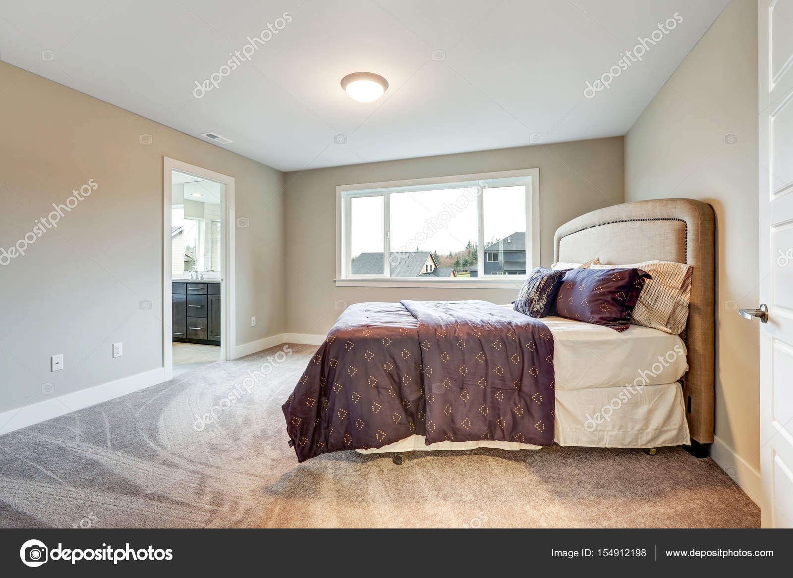 Simple beige camera da letto principale con letto king size letto accentati con testiera imbottita e vestito di marrone biancheria da letto with camera da