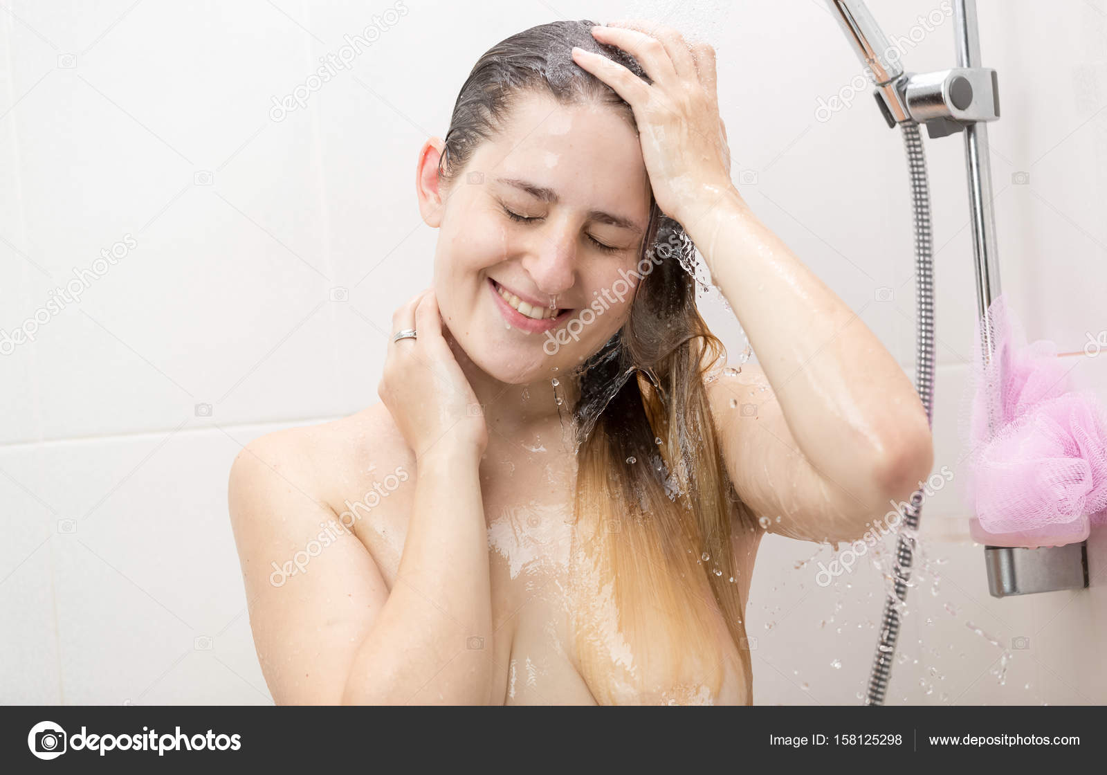 Девушка моется в душе и мастурбирует напором воды