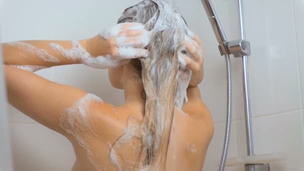 Русские девки моются в душе перед камерой