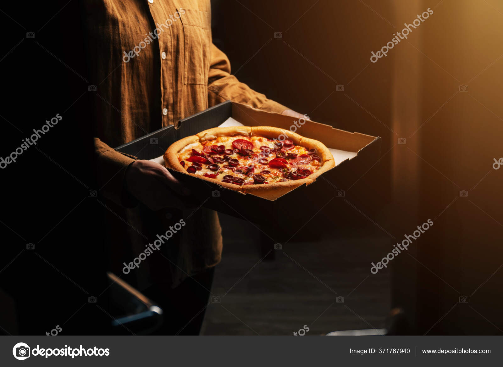 Брюнетка страстно отсосала у разносчика пиццы