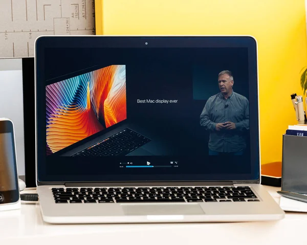 Macbook Pro Touch Bar presentation best display ever