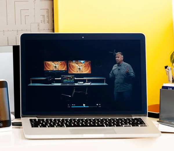 Macbook Pro Touch Bar presentation laptop speed thunderbolt 3