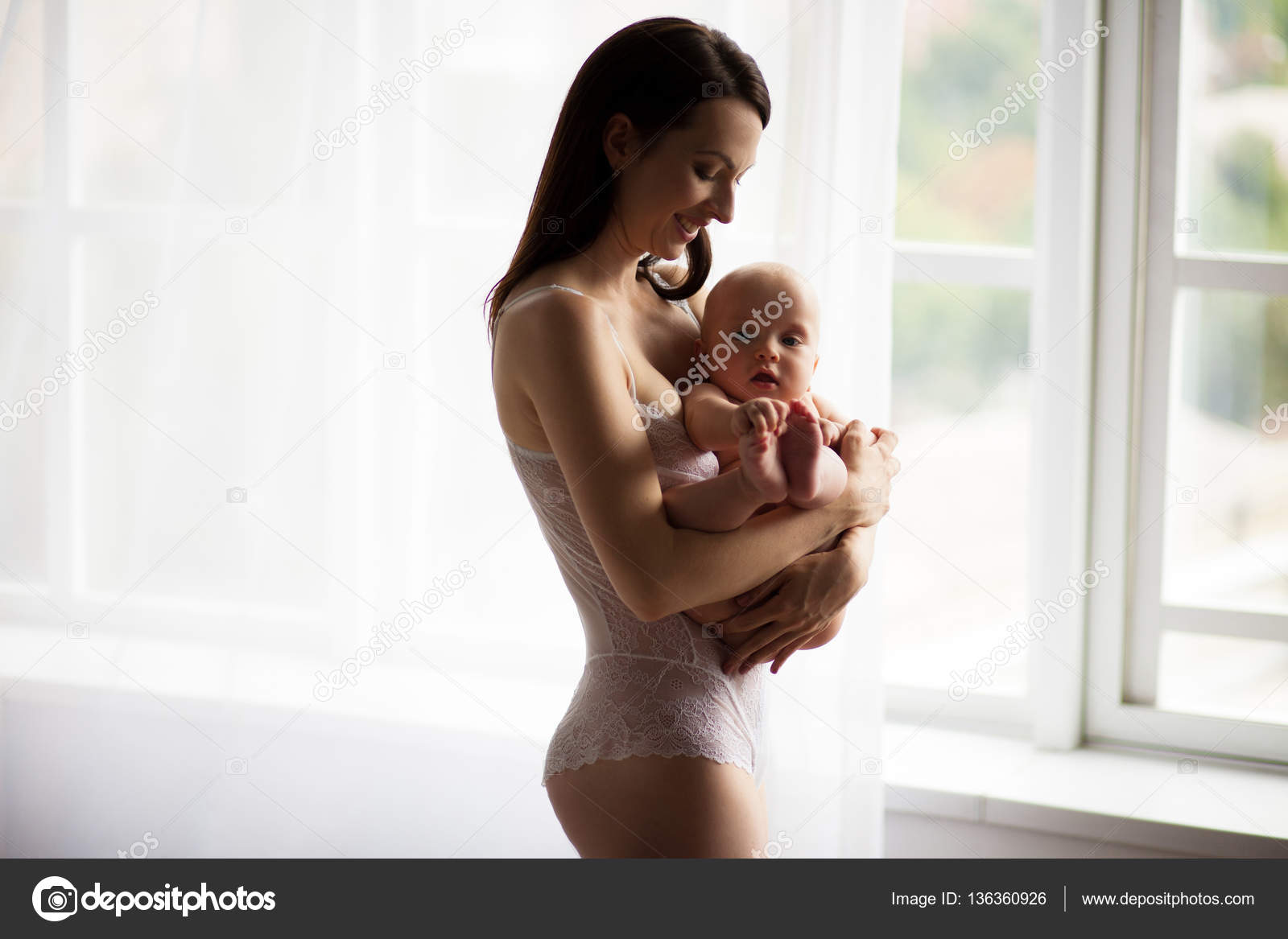 Мамаша позирует голой перед сыном фото