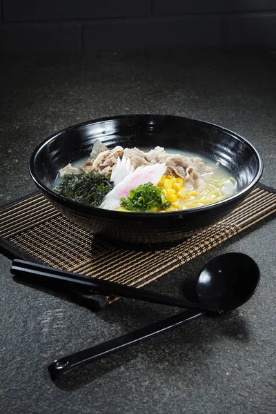 Japanse ramen soep met kip, ei, bieslook en sprout — stockfoto ...