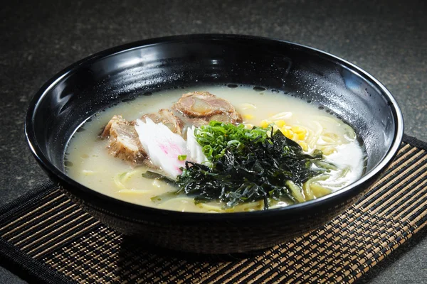 Japanse ramen soep met kip, ei, bieslook en sprout — stockfoto ...