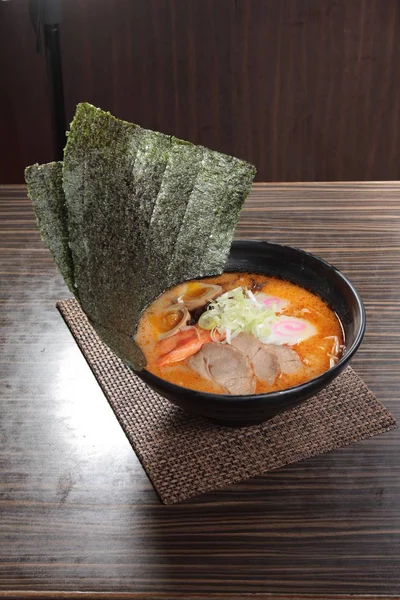 Japanse ramen soep met kip, ei, bieslook en sprout — stockfoto ...