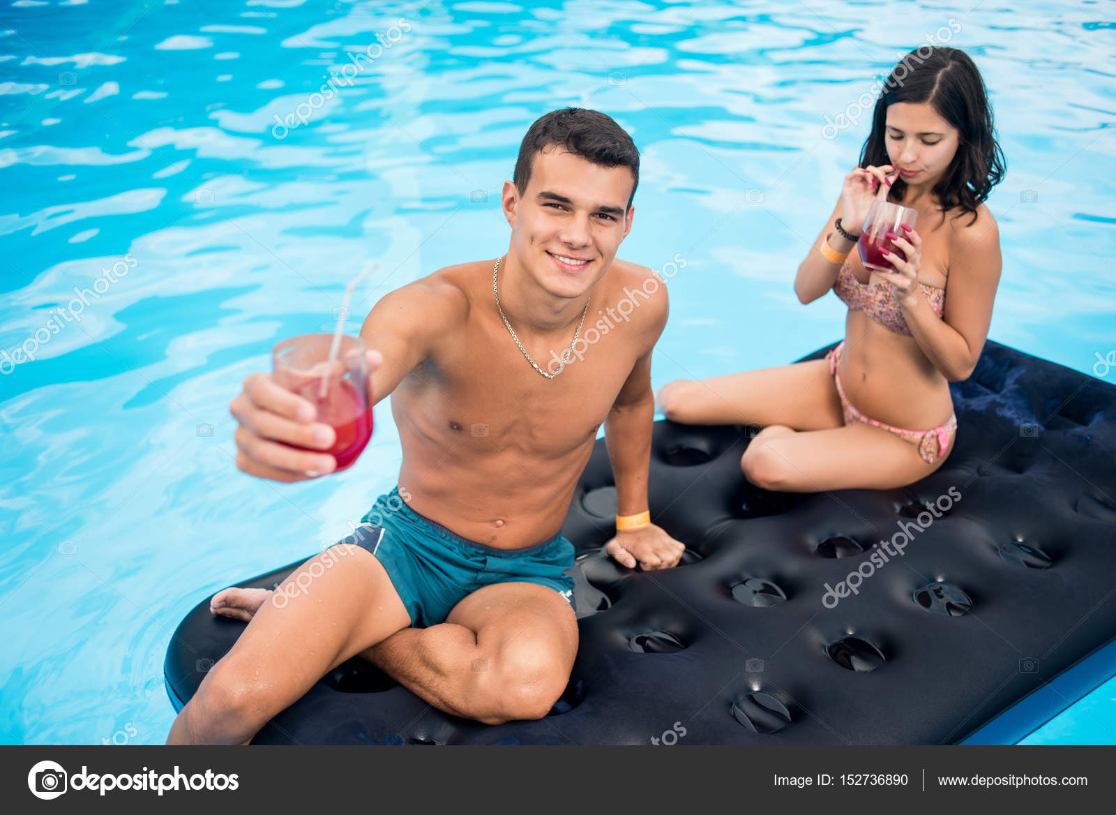 Две блонды ублажают компанию парней в бассейне под открытым небом