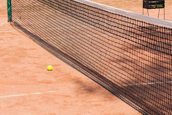 Tennis net and tennis ball