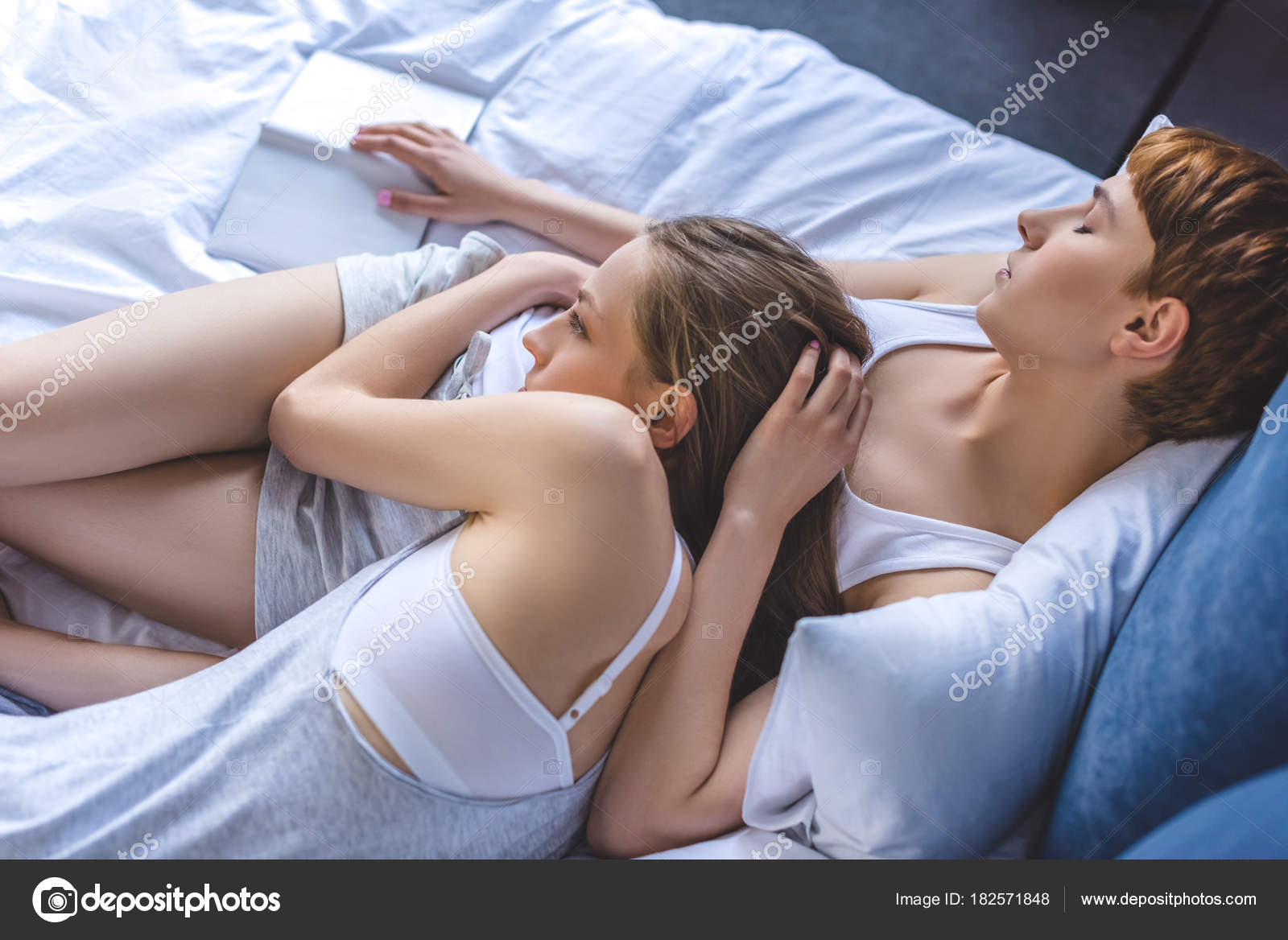 Молодые лесбиянки разрабатывают киски на постели с помощью секс игрушек