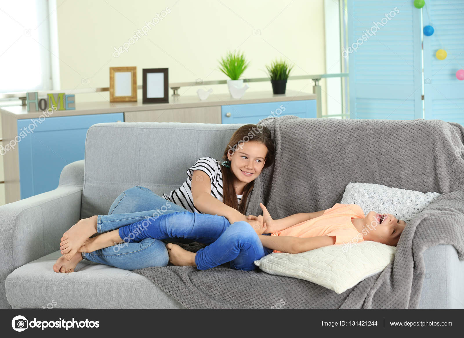 Сестра с голой грудью сидит на диване фото