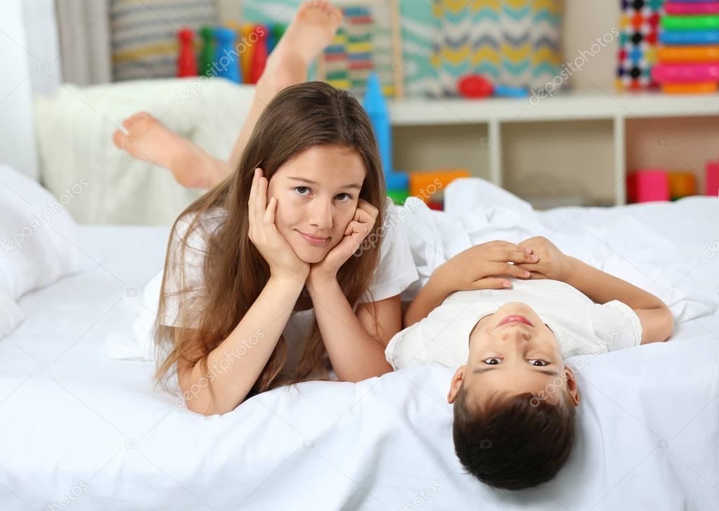 Брат трахнул свою сестру на кровати