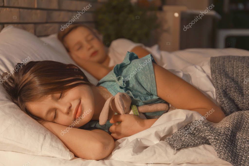 Молодая спящая красотка проснулась от секса со своим сводным братом
