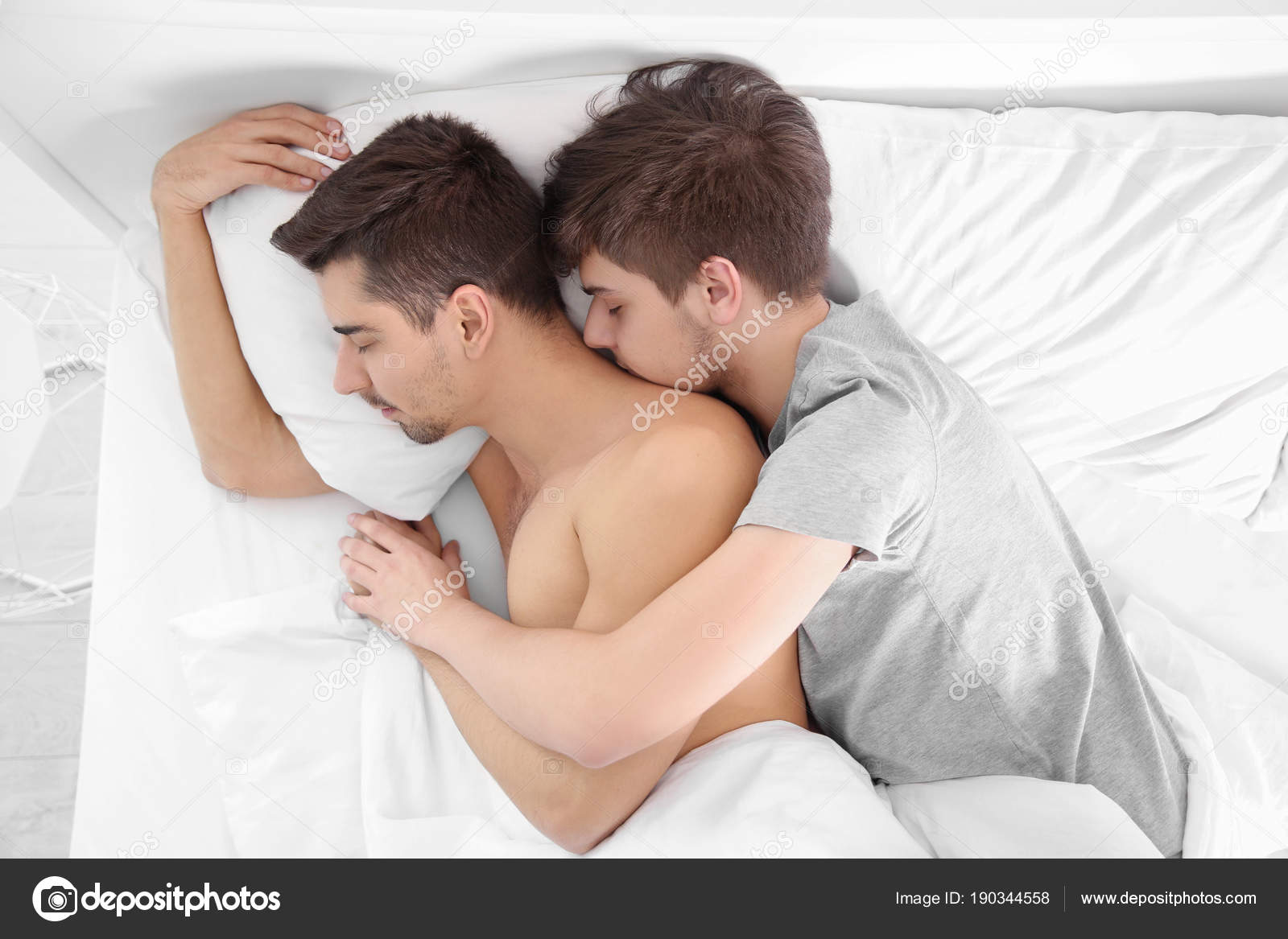 Молодая пара в постели - 16 фото