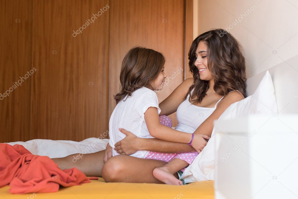 Мама и дочь поделили в постели одного мужчину