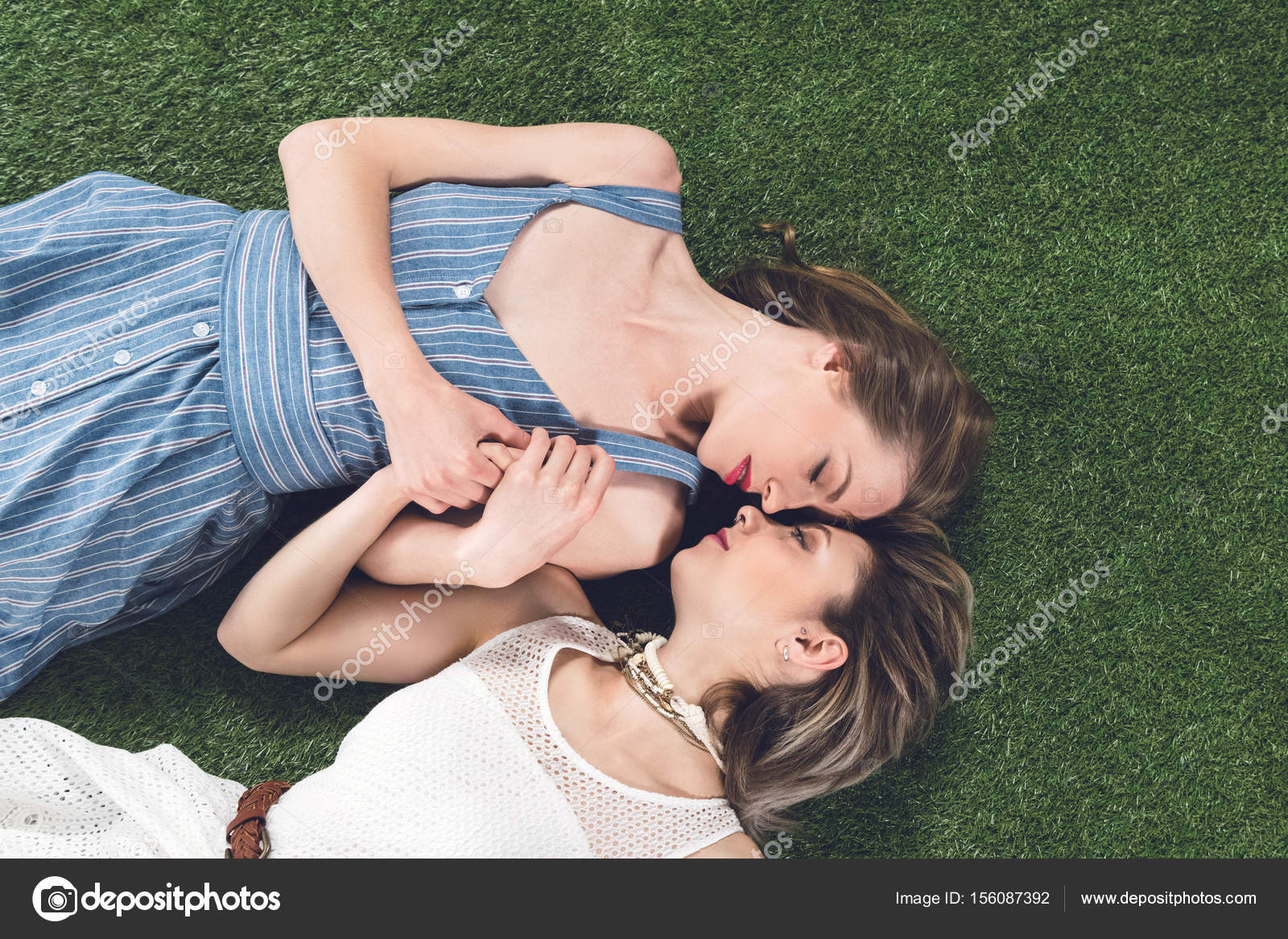 Голая парочка целуется лёжа на траве гиф