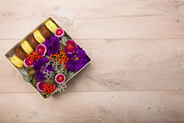 Box with flowers and macaroon cookies