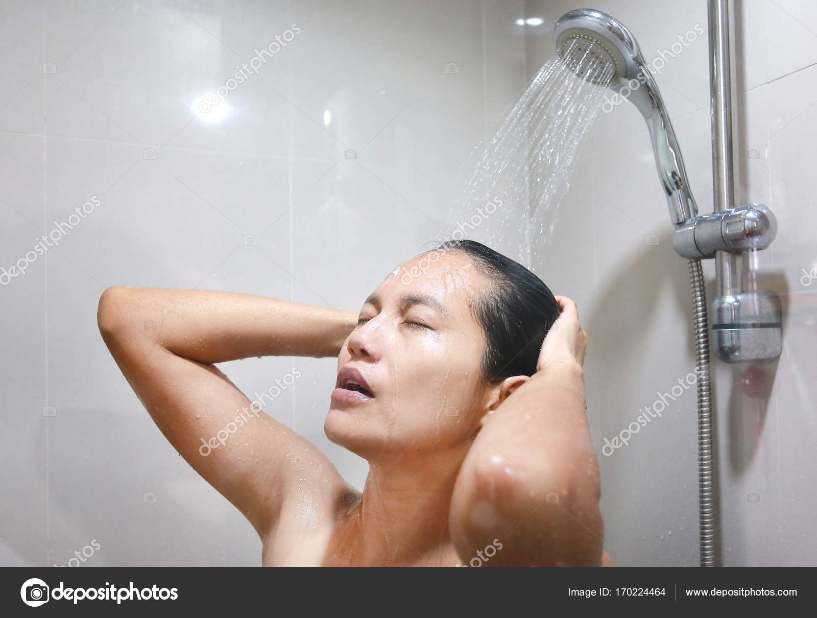 Русские девчата моются в душе