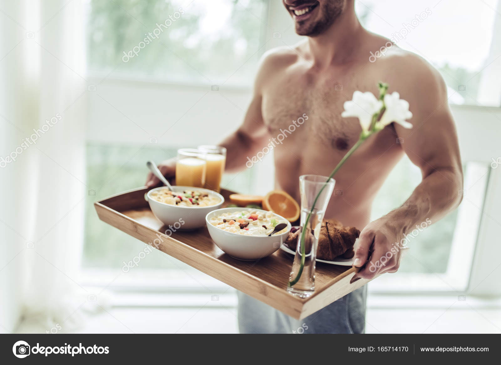 Откровенно позирует за завтраком и голая ест макаронс