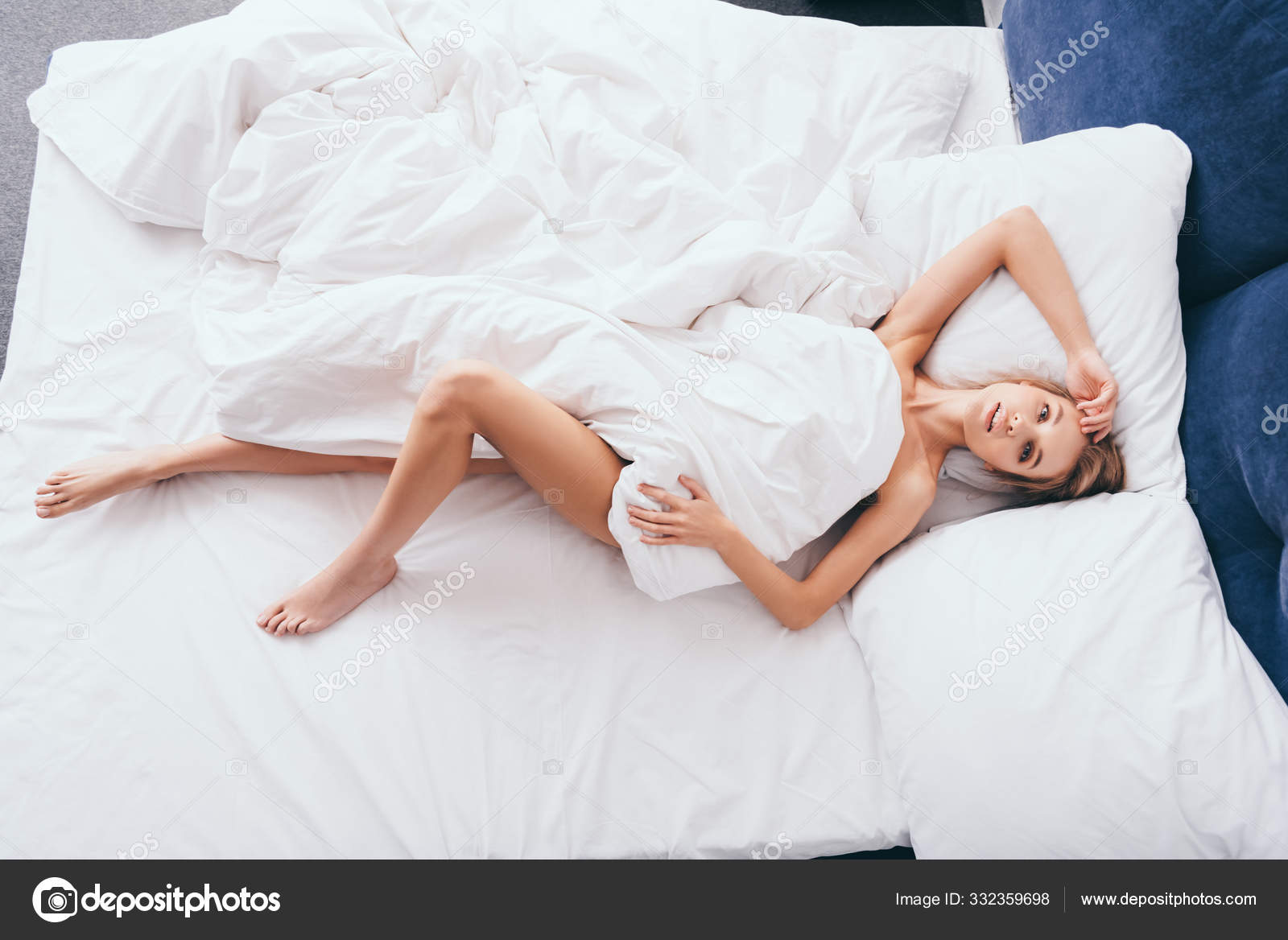 Фото высокой девушки с маленькой грудью в спальне на кровати