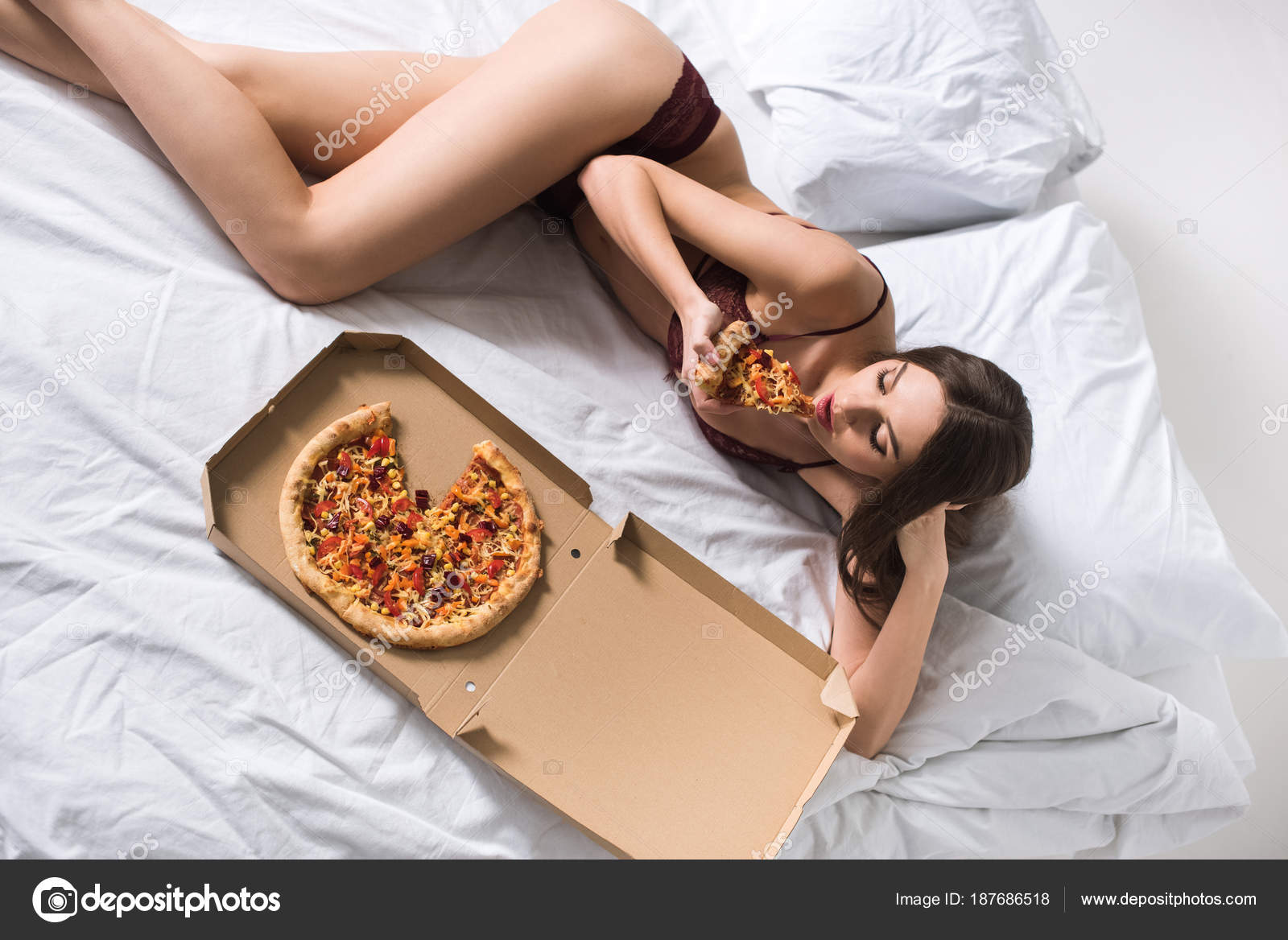 Сисястая доставщица пиццы на кровати отдалась клиенту