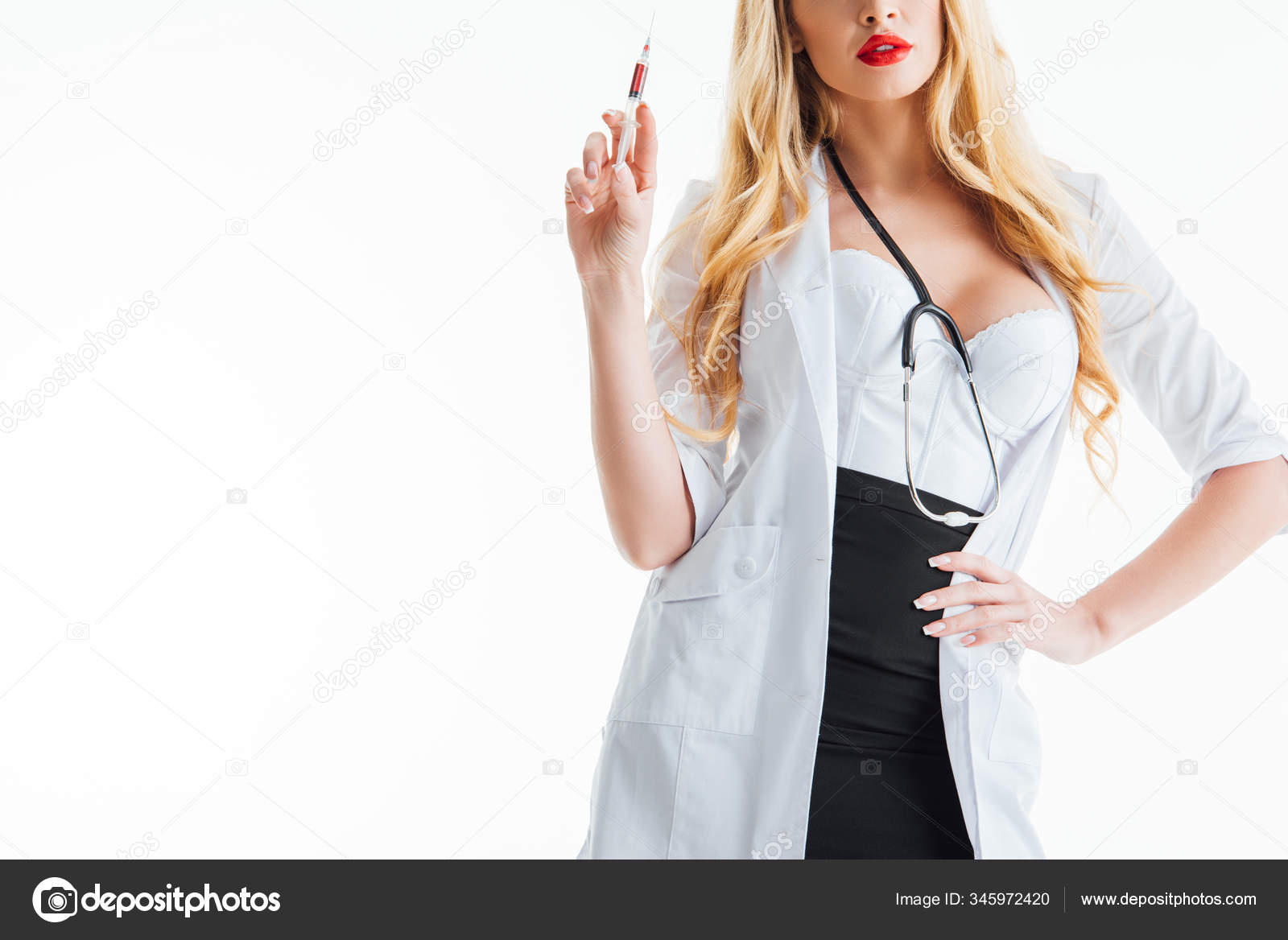 Смотреть онлайн Седой врач с медсестрой осматривают гламурную блондинку бесплатно