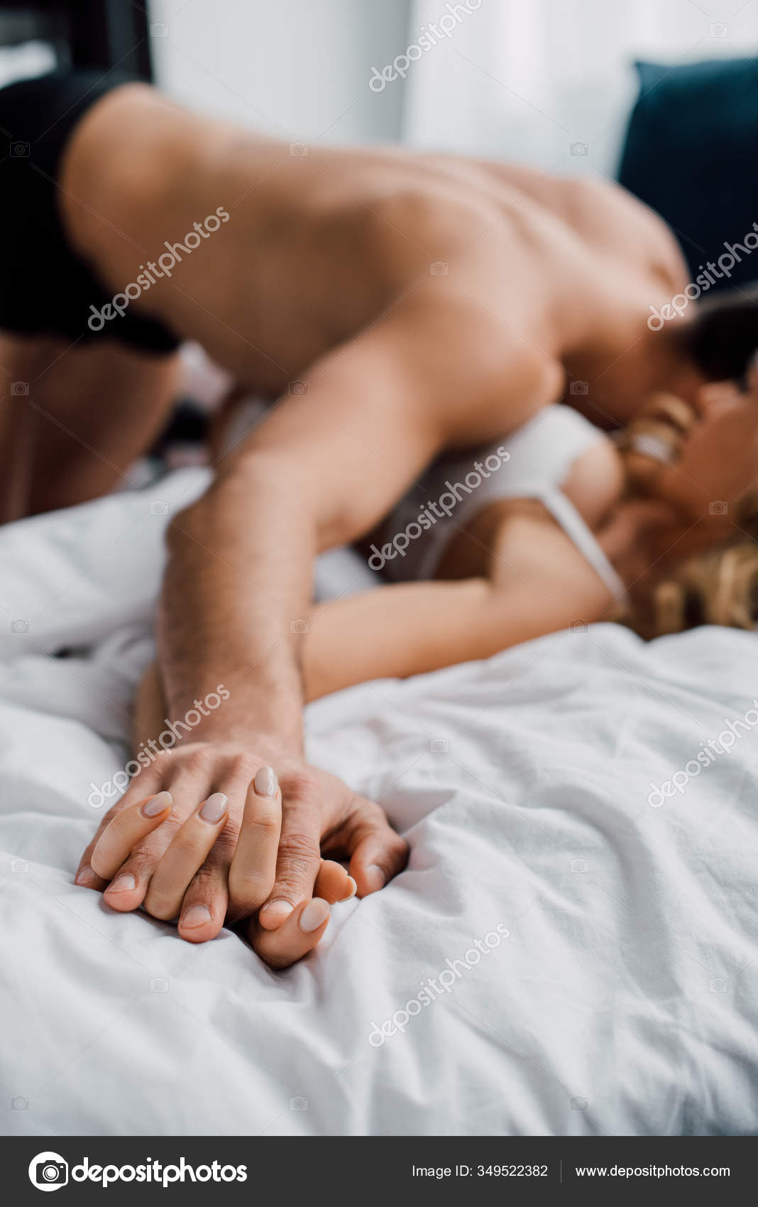 Горячая домохозяйка предложила мужу снять порно в собственной постели
