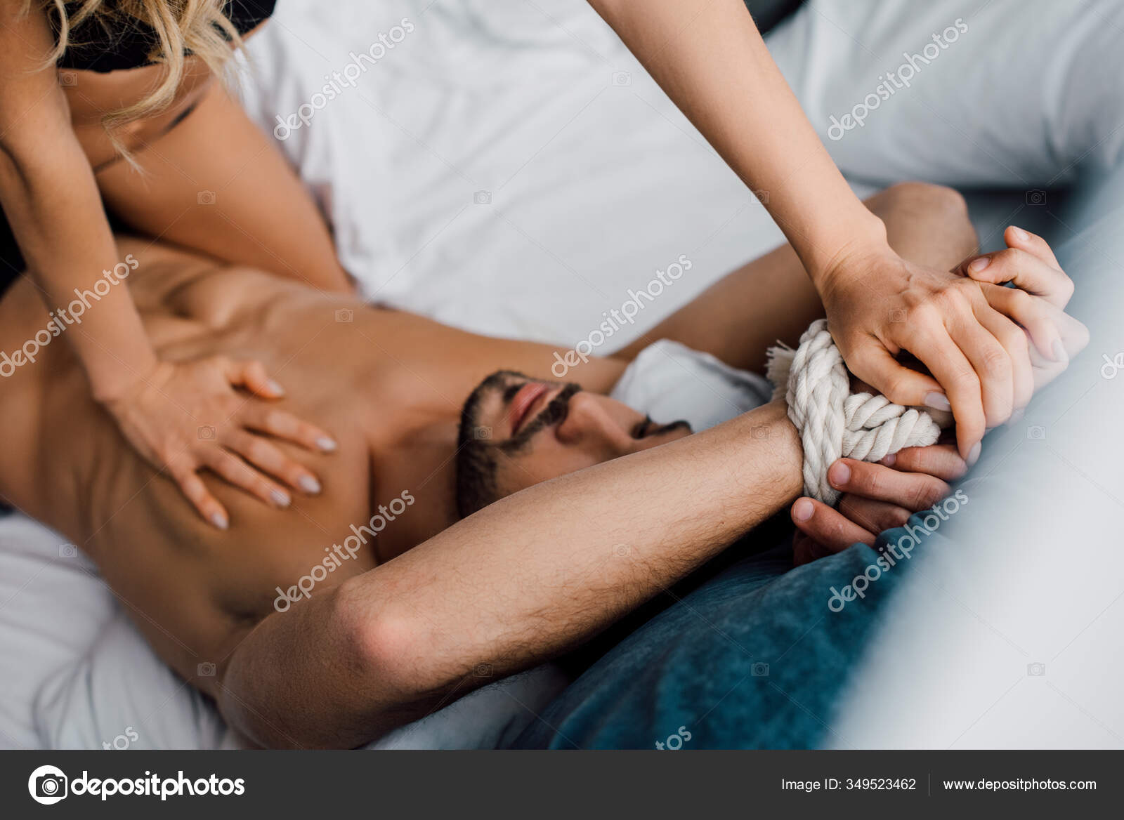 Молодая негритянка со стройными икрами занимается любовью со зрелым мужчиной на кровати