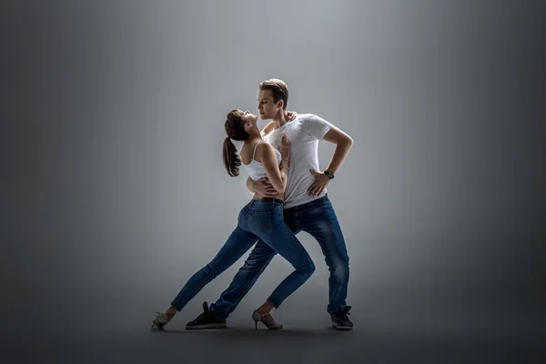 Couple dancing social danse