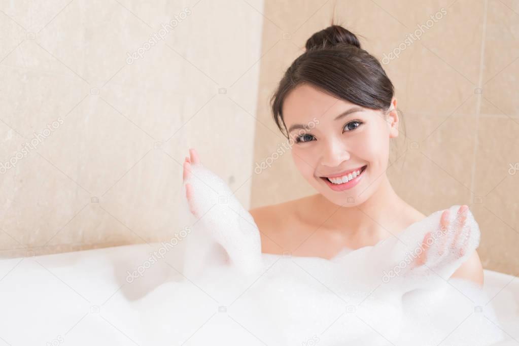 Кореянка хочет принять ванну - порно фото
