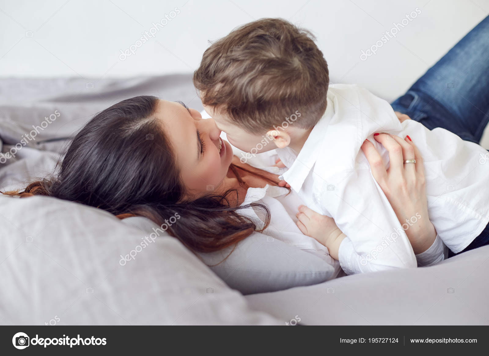 мальчик с мамой в кровати