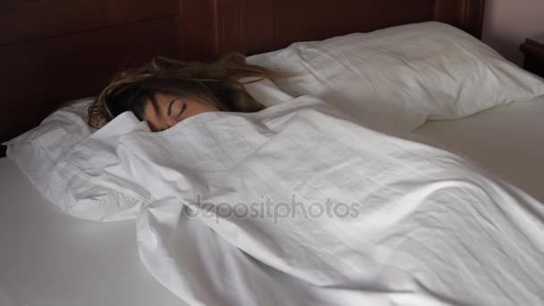 Спящая девушка проснулась от домашнего проеба ее растянутой глубокой вагины