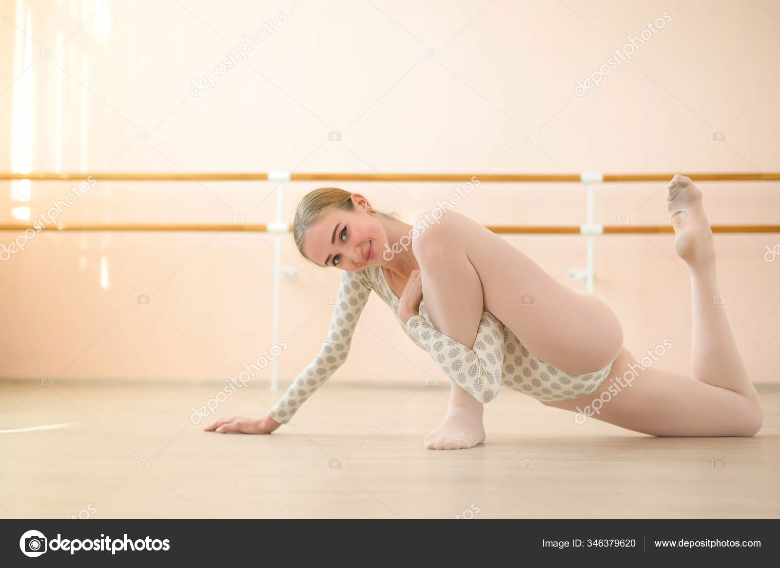 Сперма на лице гибкой балерины