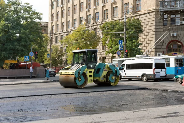 Repair works on replacement of an asphalt covering of roads in t