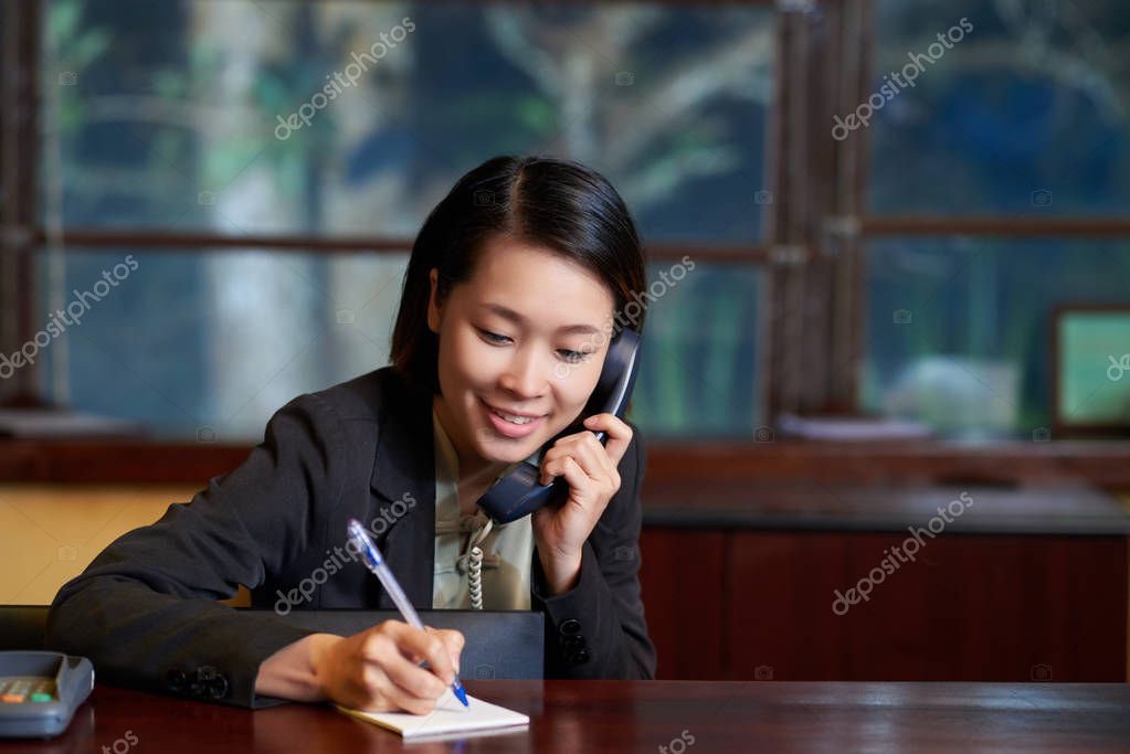 Голая камбоджийская девушка разговаривает по телефону