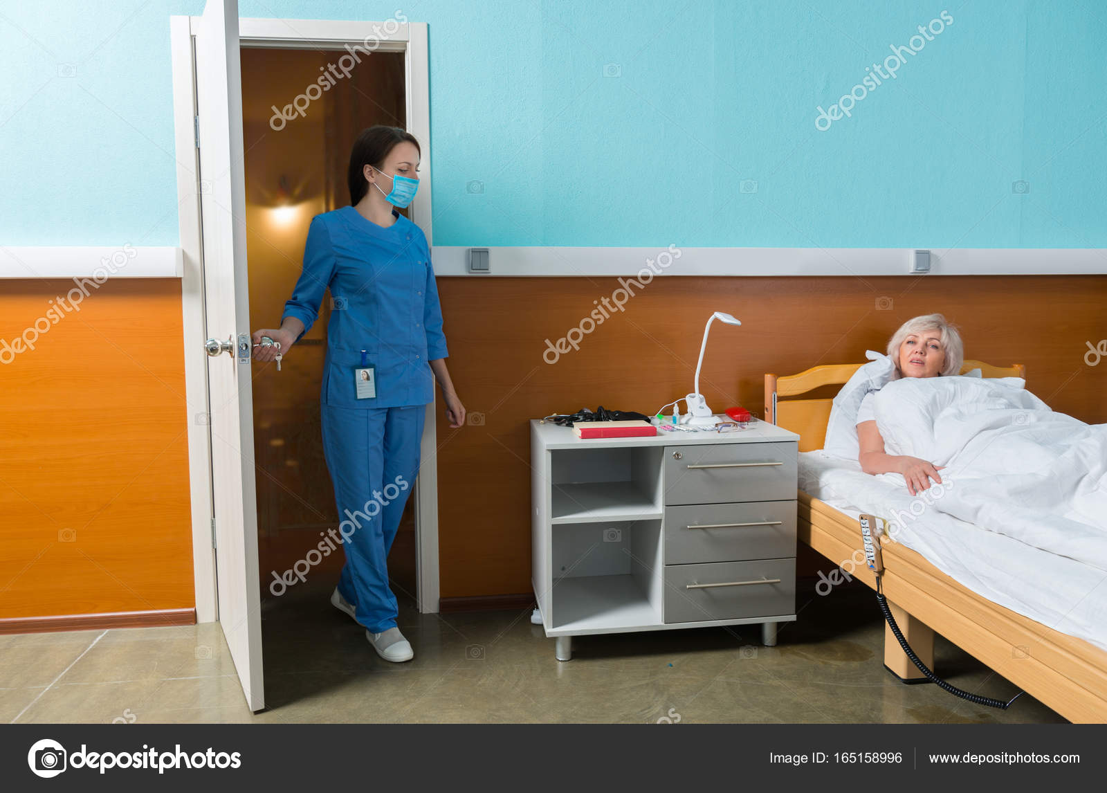 Пациент в палате жарит медсестру с волосатым лобком прямо на койке