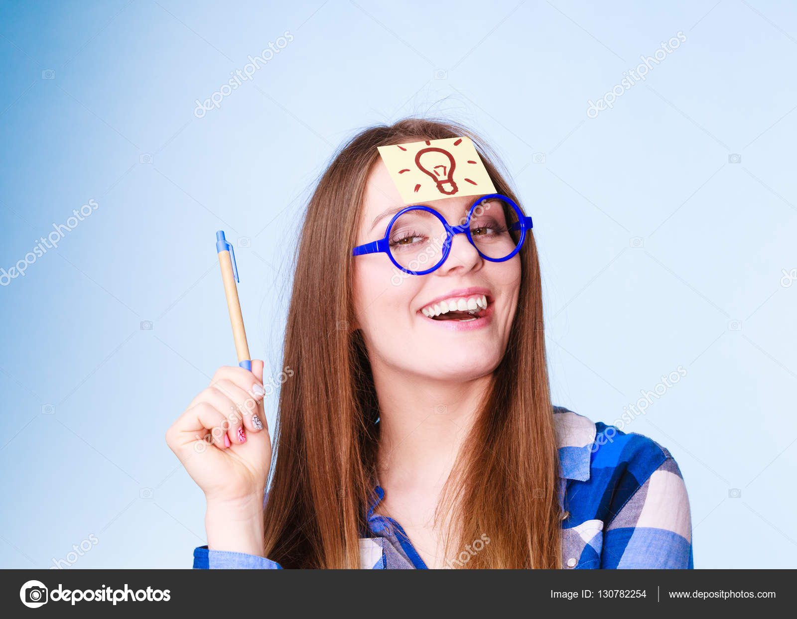 Vrouw denken licht idee lamp op hoofd, creatieve meisje veel ...